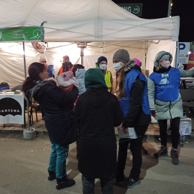 An der Grenze zwischen der Ukraine und der Slowakei nimmt Sant'Egidio Kriegsflüchtlinge auf und hilft ihnen auf dem weiteren Weg